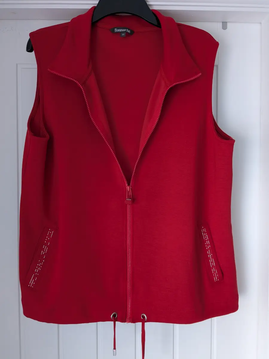 Bonmarche size 20 red gilet, autumn top, sleeveless top, body warmer.
