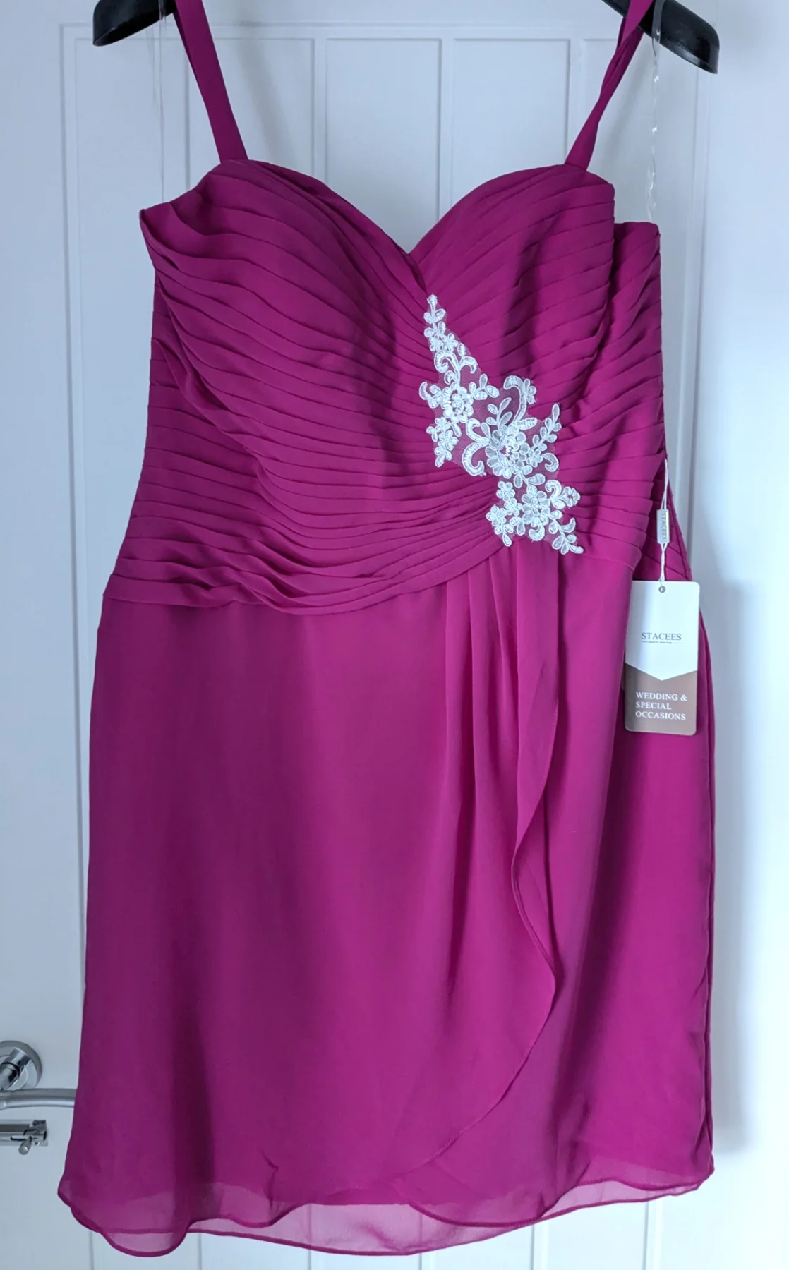 Stacees dress size 18, cocktail dress, knee length dress, cruise outfit, fuchsia coloured dress.