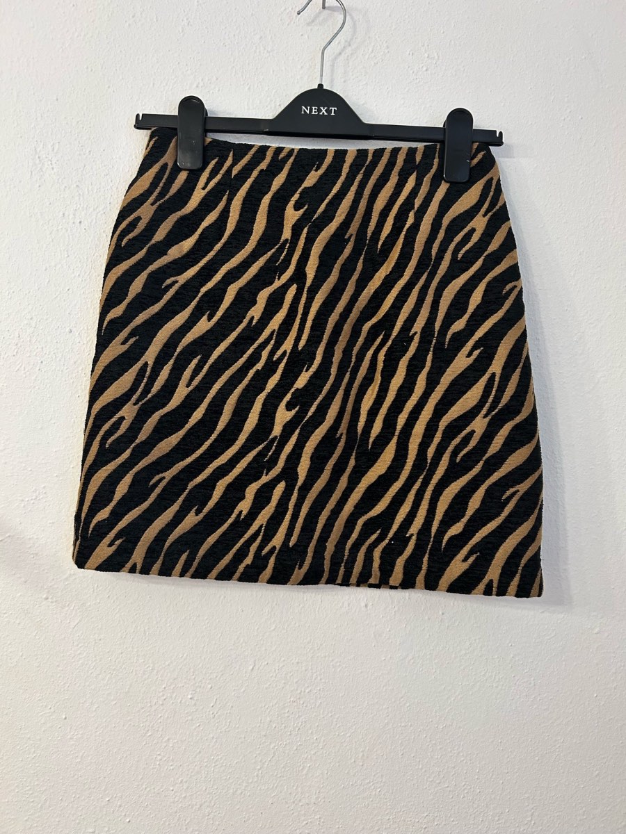 Black & beige print textured mini skirt with pockets size 8