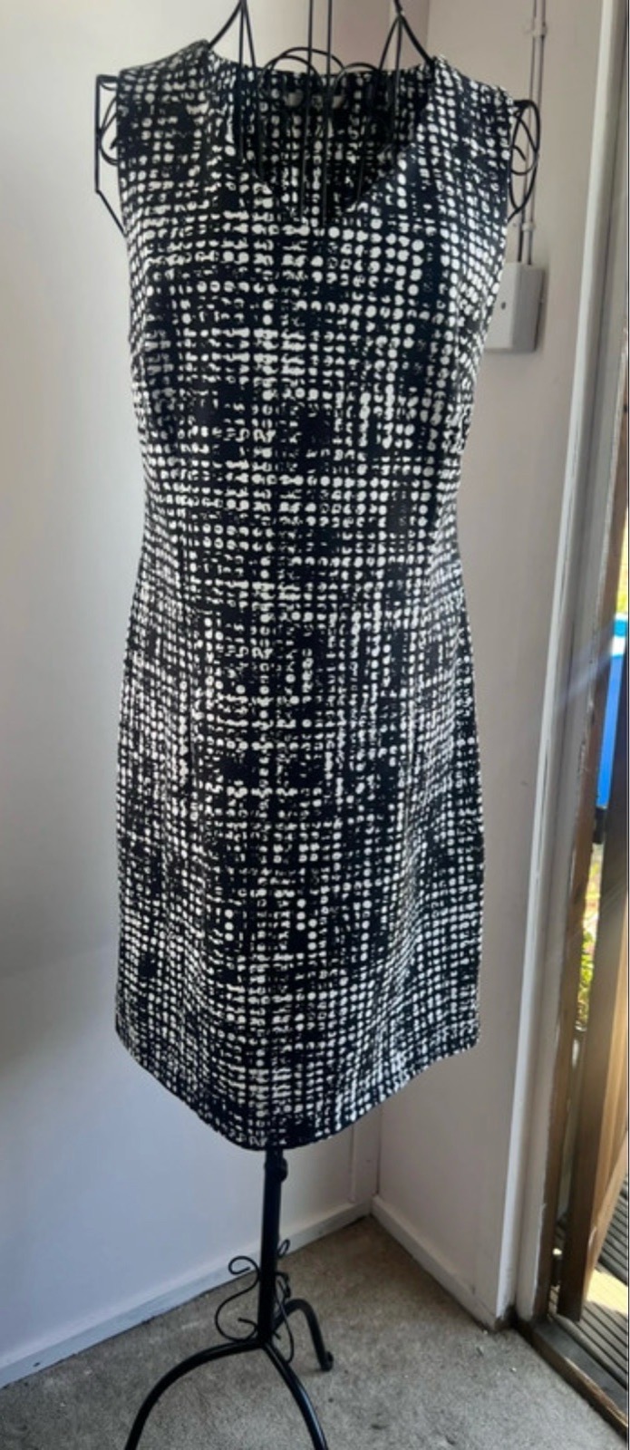 Tu Black White Abstract Jersey Shift Dress V Neck Knee Length Sleeveless 12