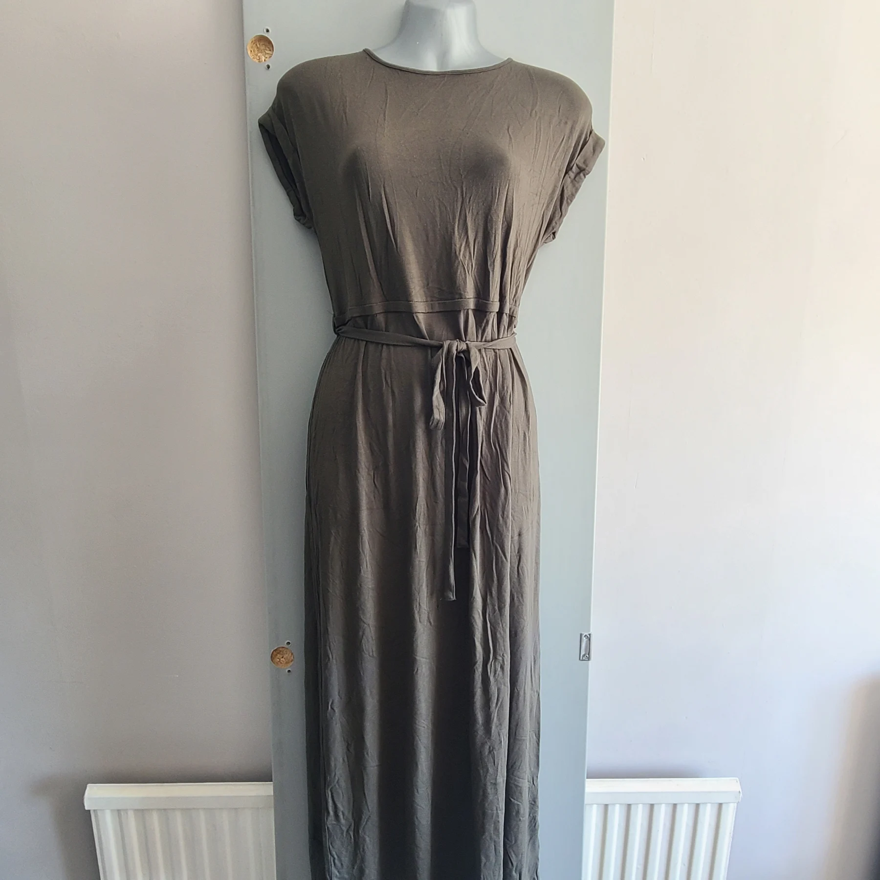 Earthy minamalist summer maxi dress | olive green | Size 8 UK | Relaxed sleeves | tie waist