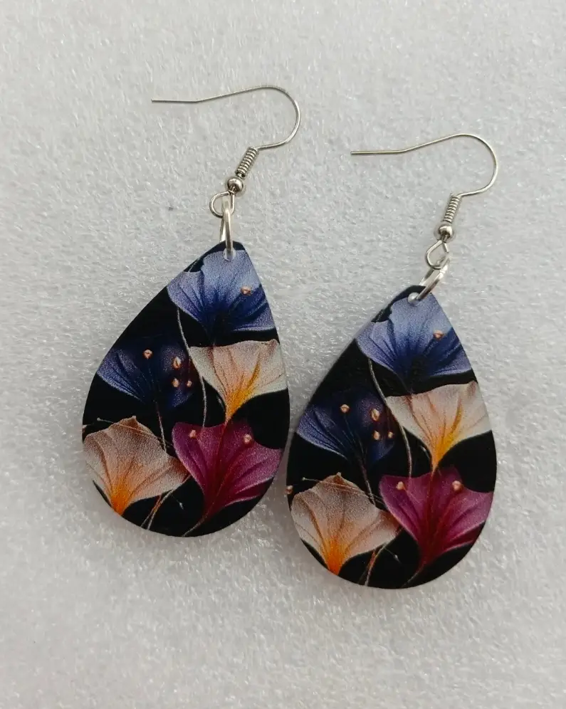 Teardrop-shaped Earrings.
