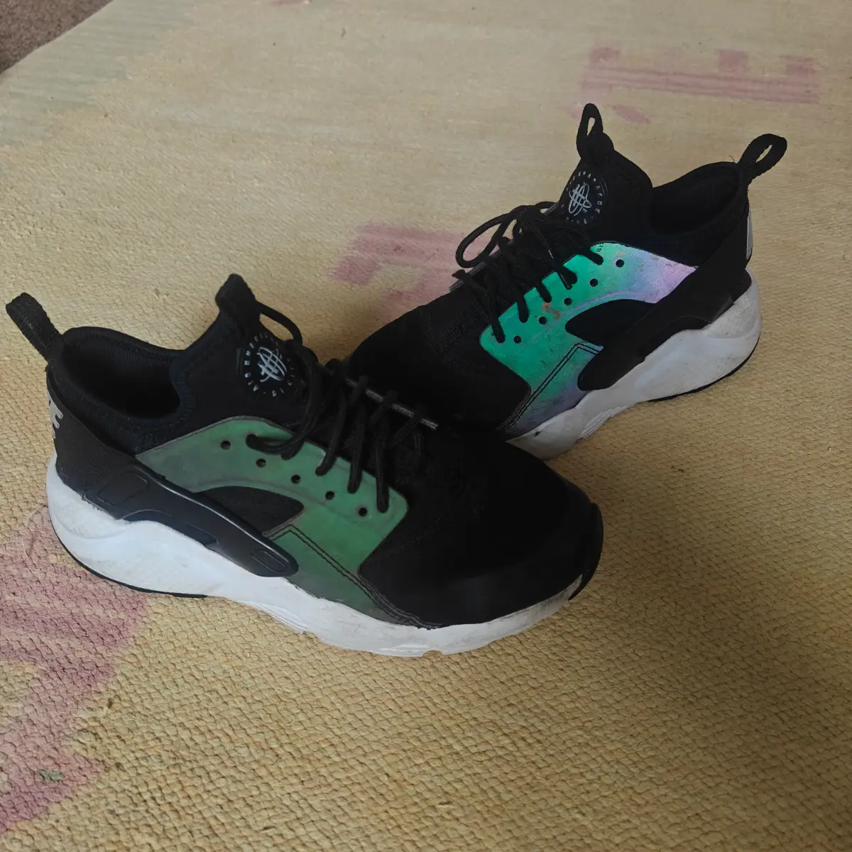 Unisex black Nike Air Huarache Run trainers with iridescent holographic colourblock Size 4