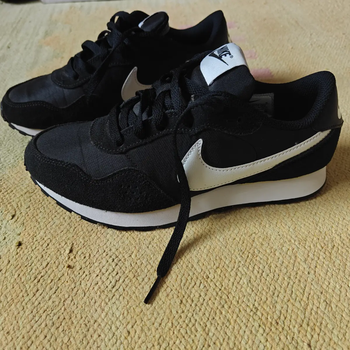 Classic Nike MD Runner 2 black & white low top trainers Size 4