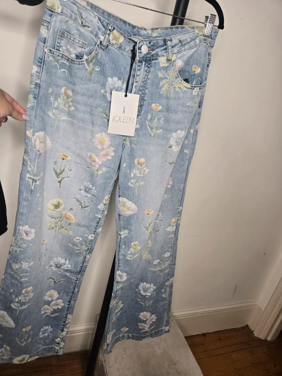 Trendy Floral Jeans – Summer 2026 Must-Have 🌸