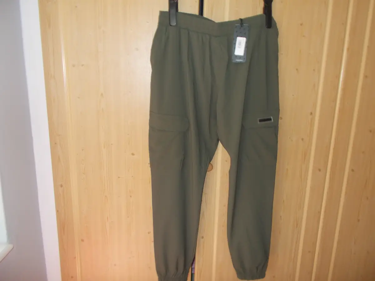 BNWT Cargo Joggers - 36-38" waist