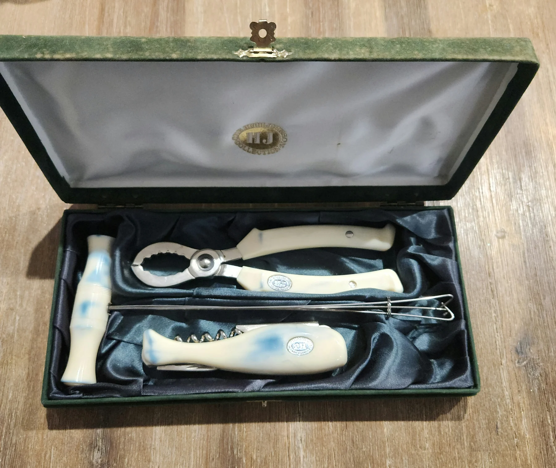 Vintage H.J. Collection Bar Set – Complete in Original Box – Case Wear