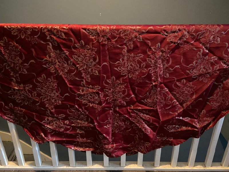 Red and gold table cover (oval)