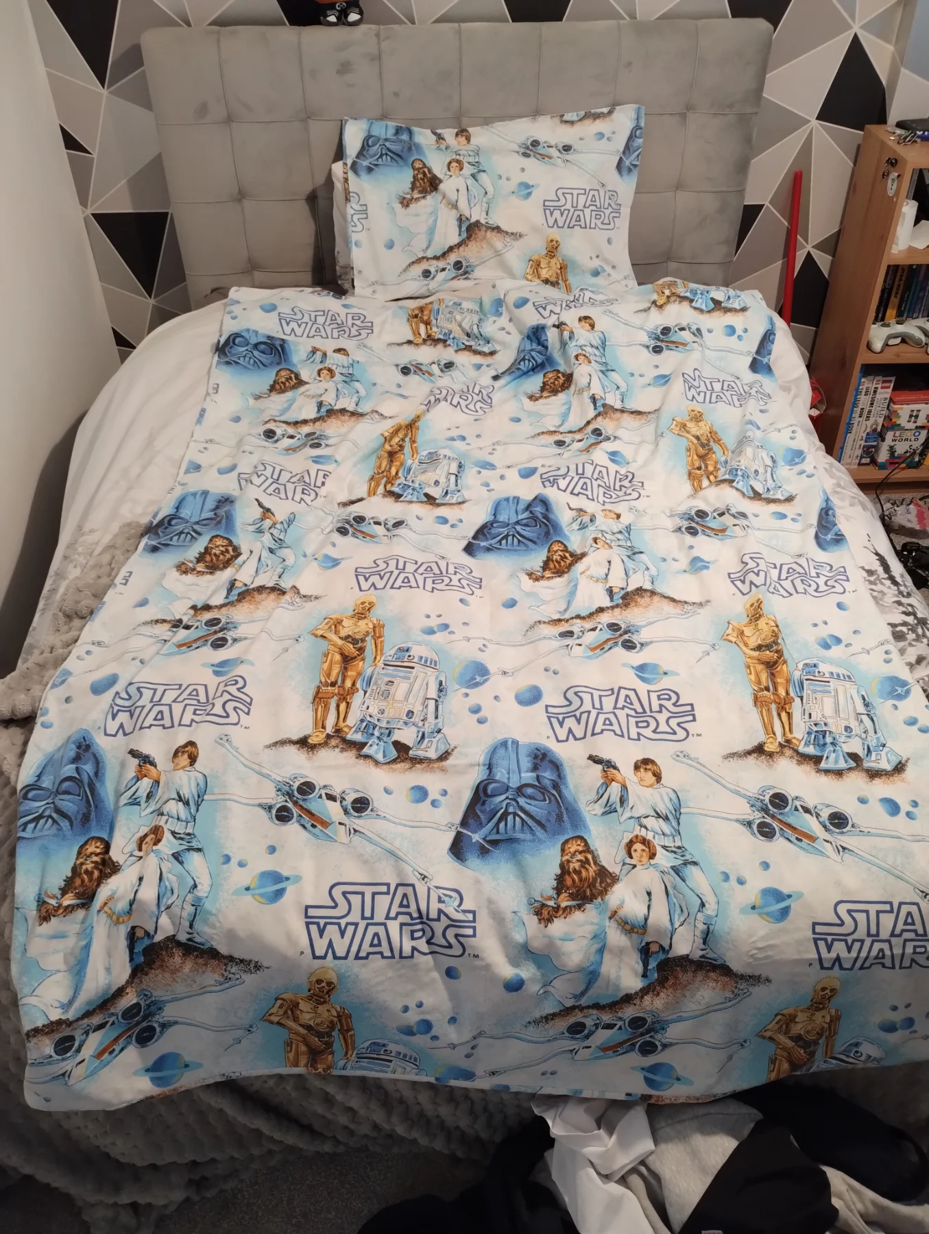 Very rare vintage 1977 Star Wars single bedding set. Lovely condition.