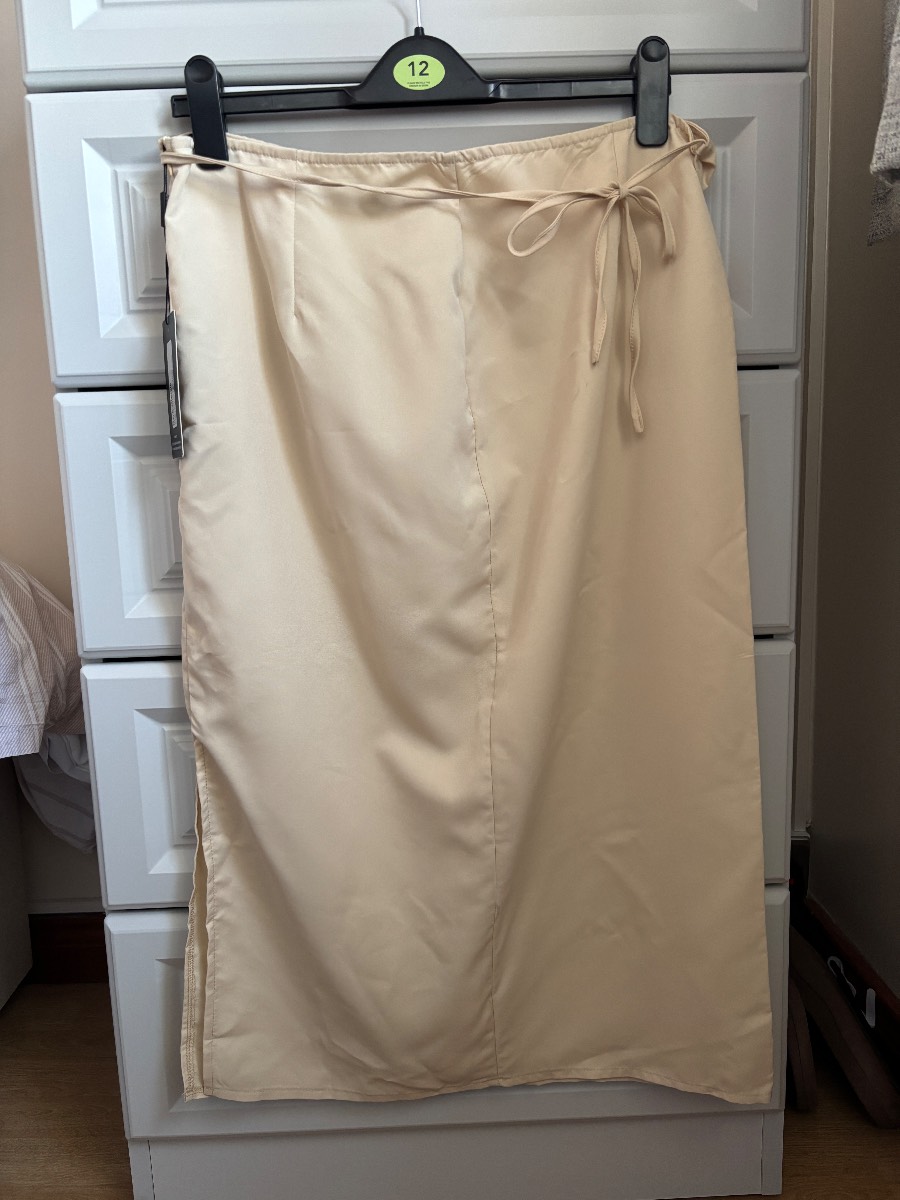 Women’s Pretty Little Thing cream midi slip skirt size 16