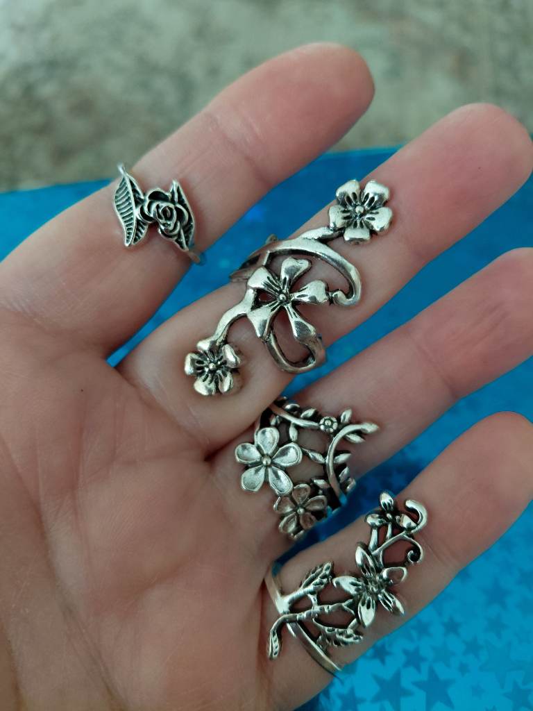 Set of vintage style floral rings