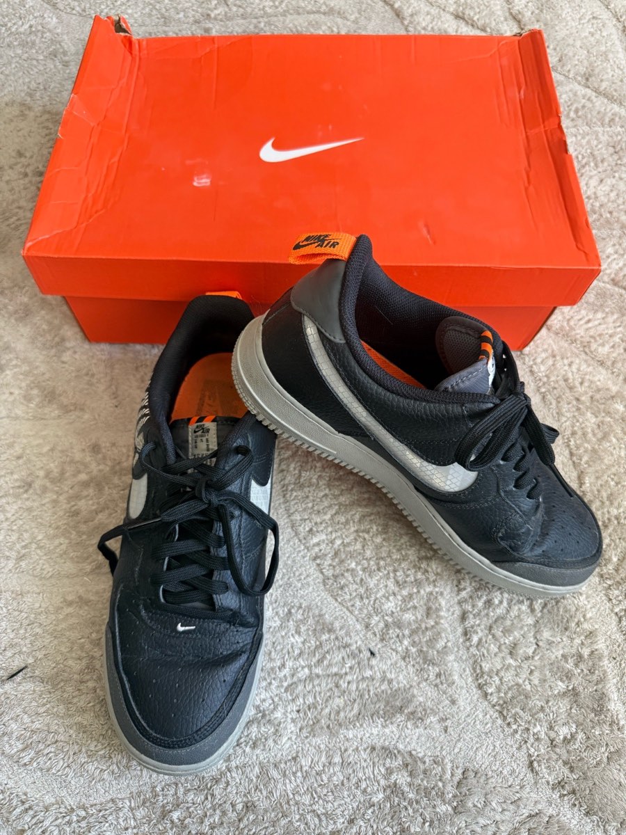 Men’s Nike Air trainers. Size 9.
