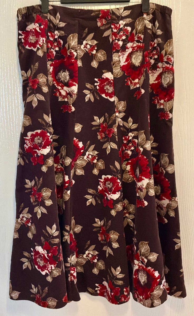 Marks and Spencer needlecord skirt size 16 length 33 inches. Pristine condition.