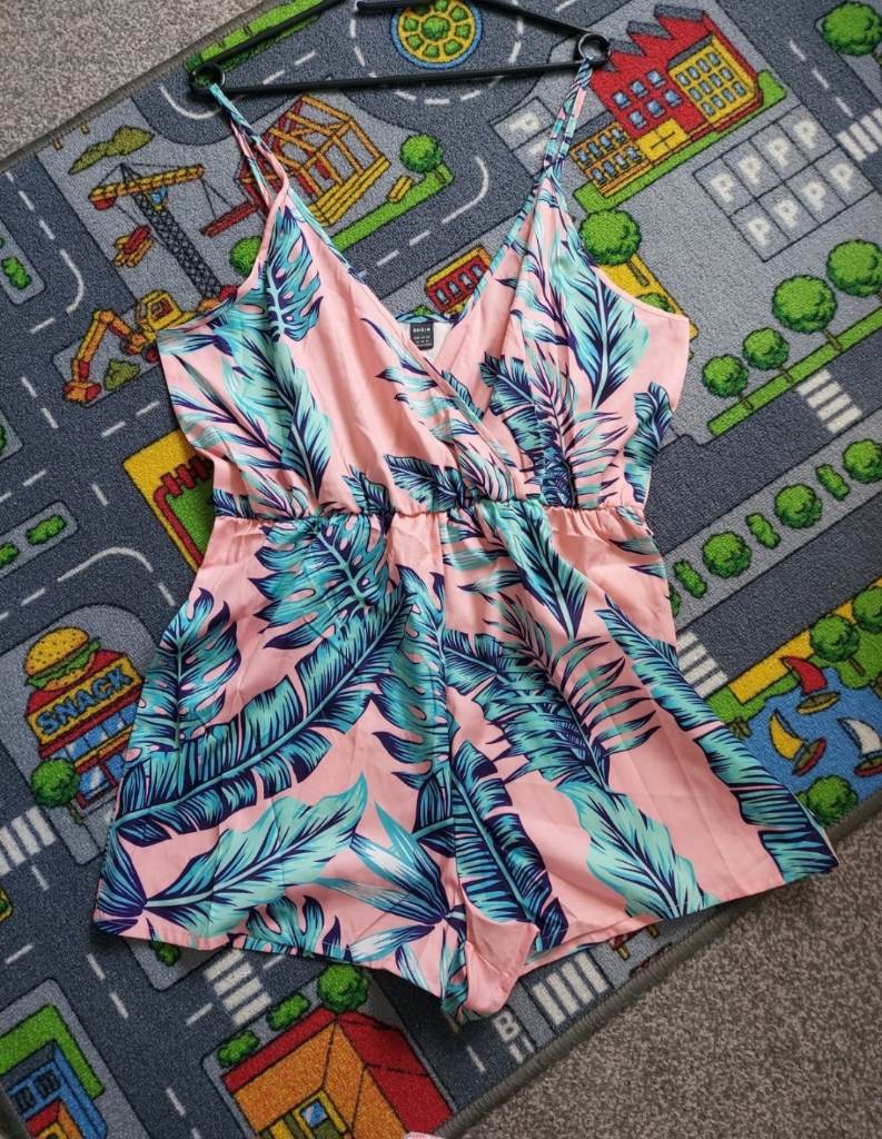 BNWOT Ladies Size 14 Shein Pink Leaf Design Low Cut Playsuit Shorts Set