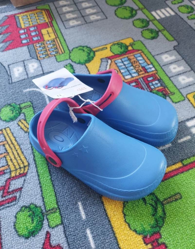 BNWT Boys Size 11 Blue & Red Clogs