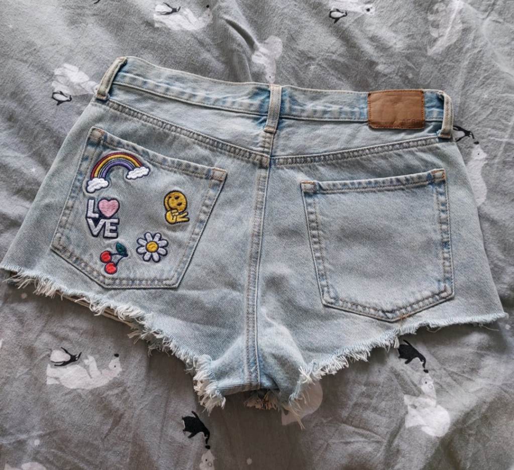 BNWOT Ladies Size 12 Denim Graffiti Boyfriend Short Shorts