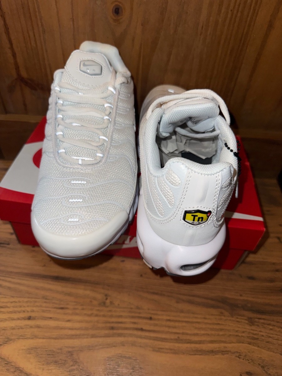 White Nike tns