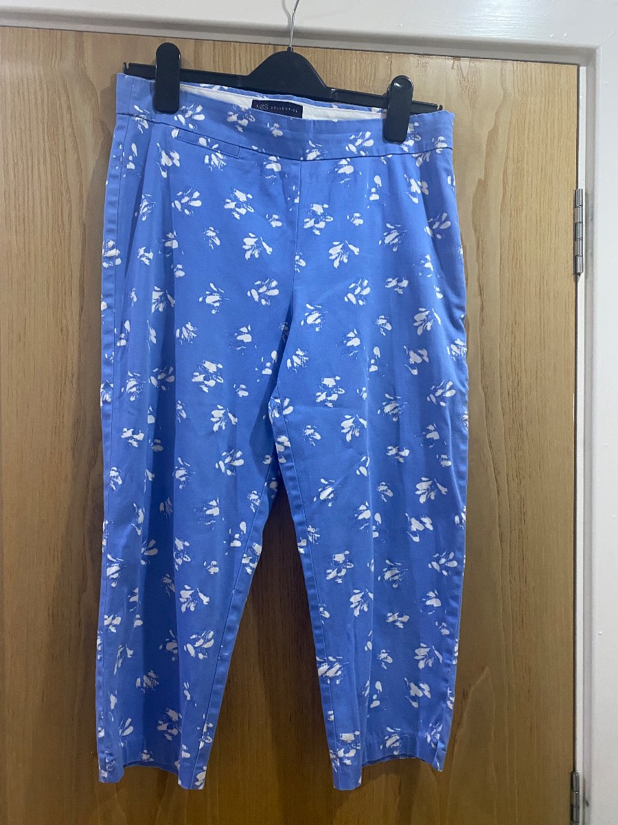 Marks & Spencer Blue and White Capri Pants Size 10 Short