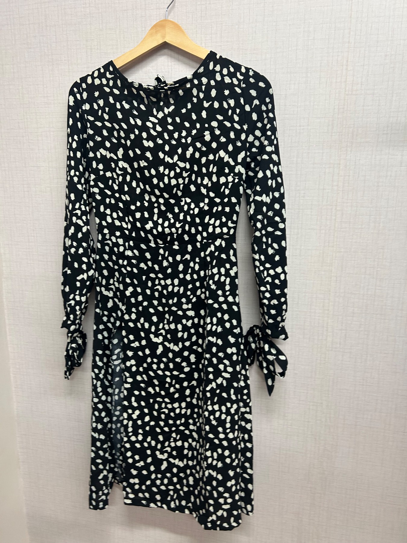 Boohoo UK 8 Midi Dress Black White Abstract Print Long Sleeve Tie Cuffs Keyhole