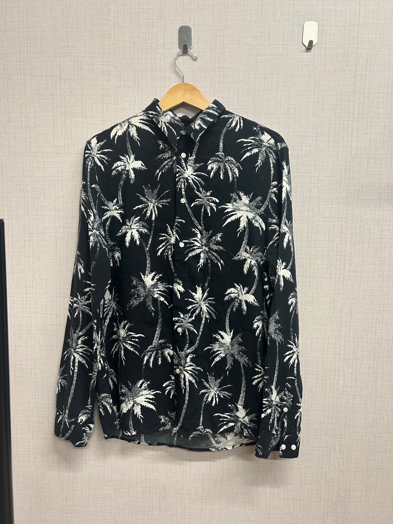 H&M Mens Shirt Medium M Black White Palm Tree Floral Hawaiian Tropical Casual