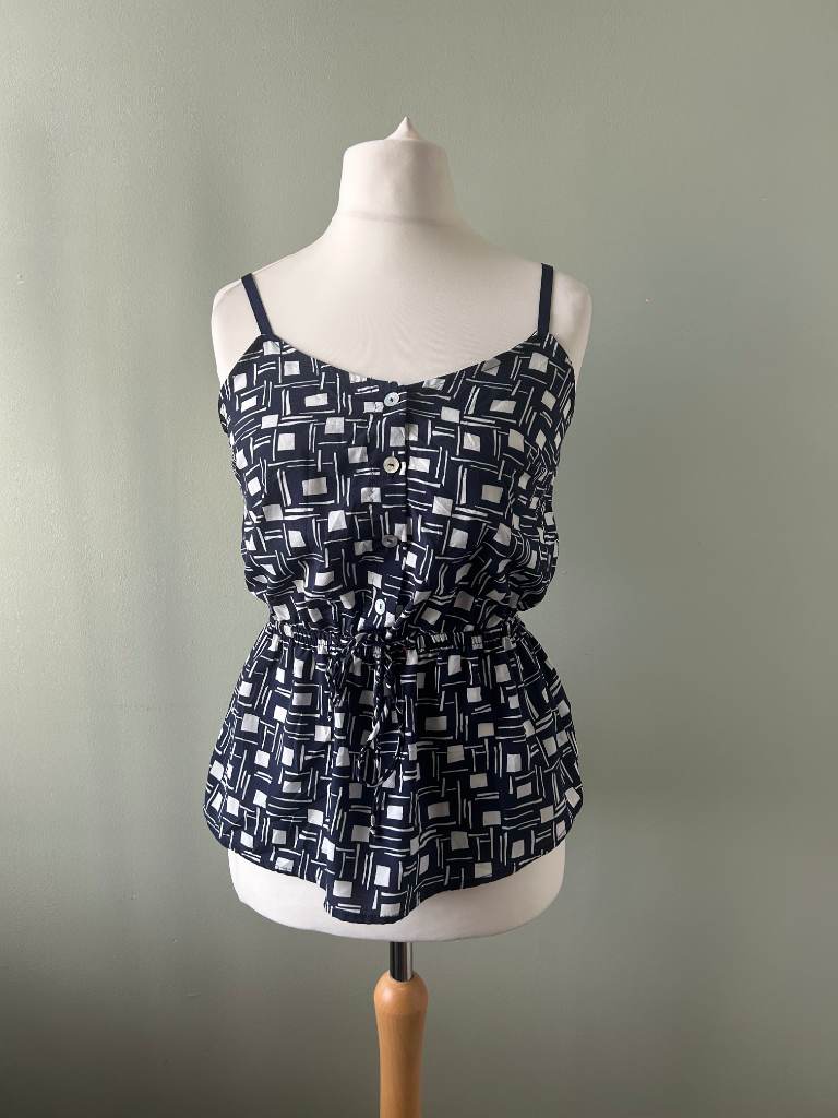 XXI Forever 21 Navy & White geometric camisole top. Size small