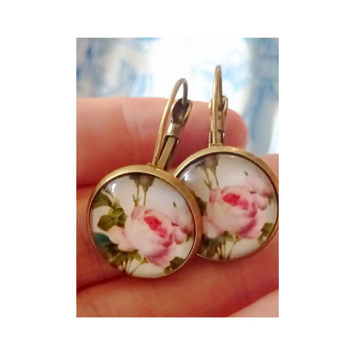 Glass cabochon design pink roses earrings. Leverback closures.