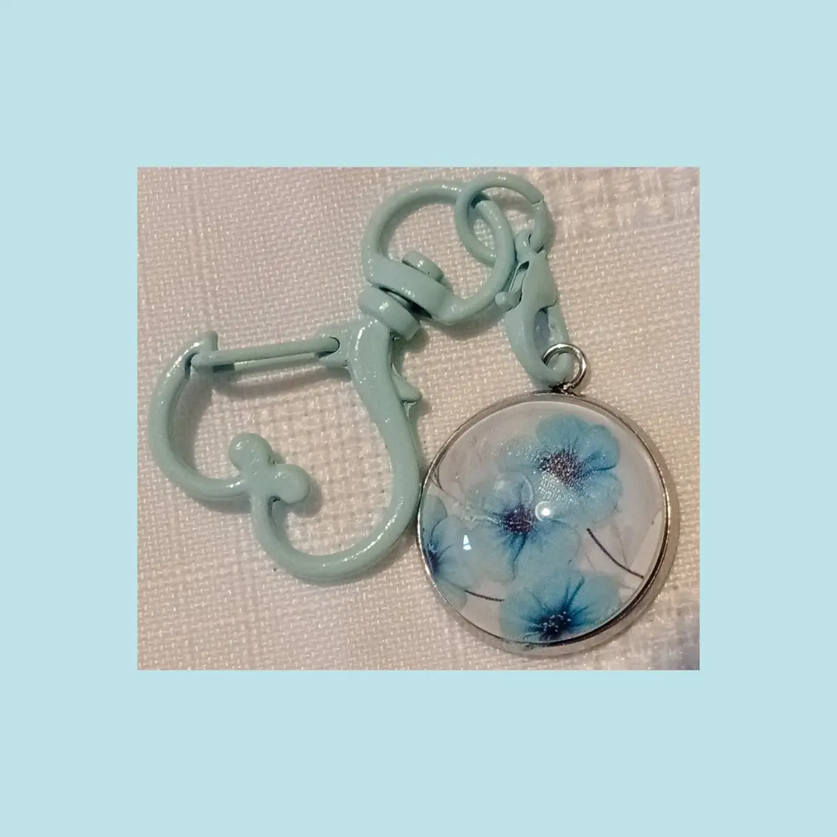 Blue forget me not design keyring. Glass cabochon design.