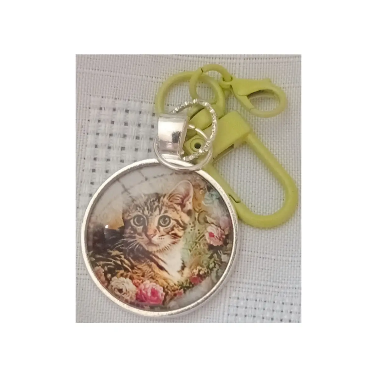 Sweet tabby cat design glass cabochon keyring.