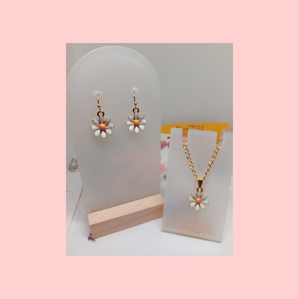 Pretty earrings and necklace matching set. Daisy design.