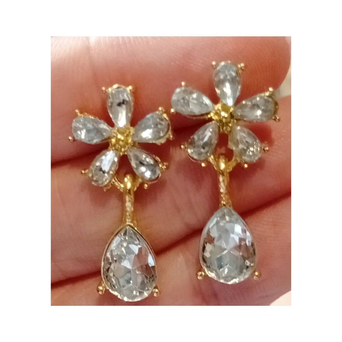 Pretty sparkly drop style stud earrings. Diamanté design.