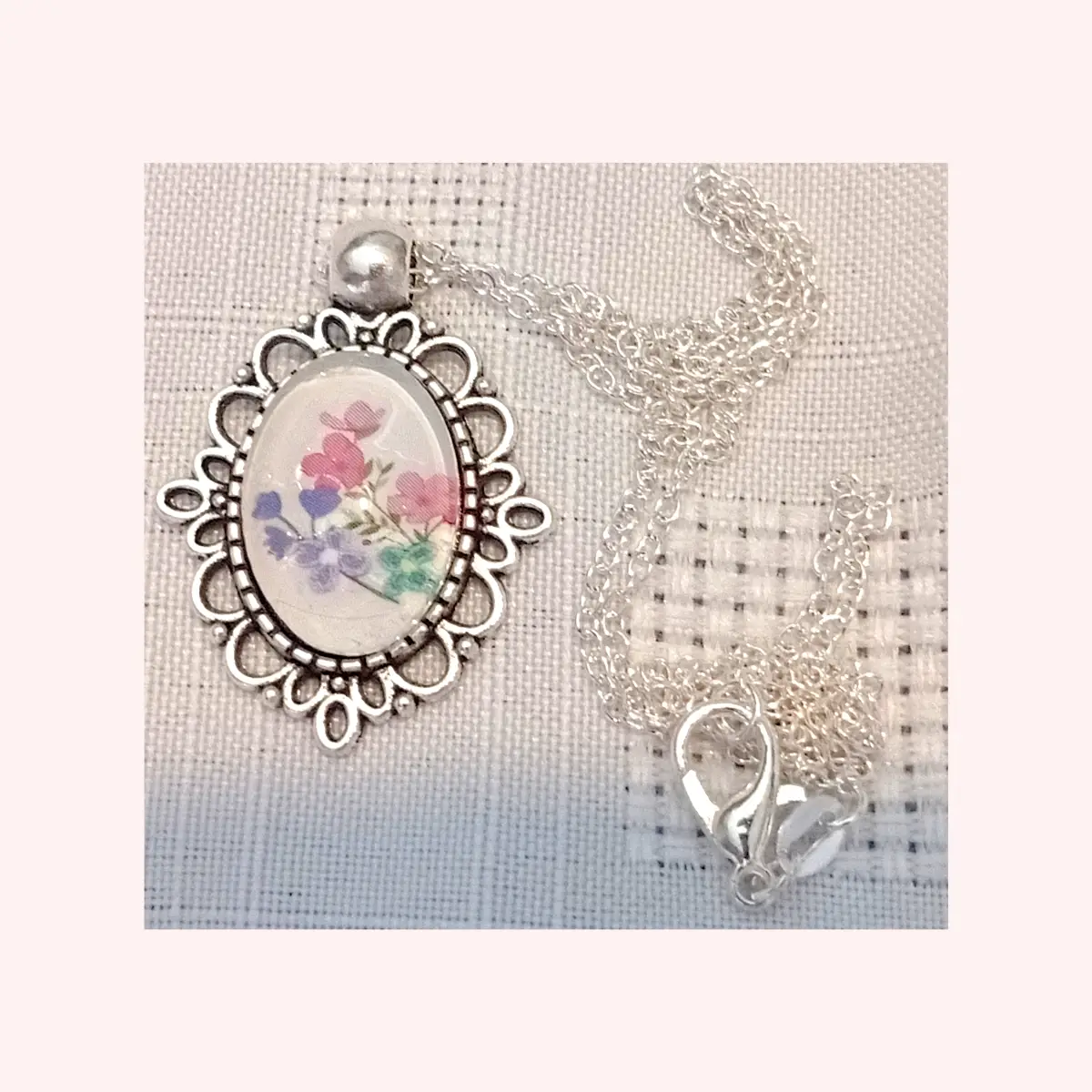 Pretty pendant necklace. Floral glass cabochon design.