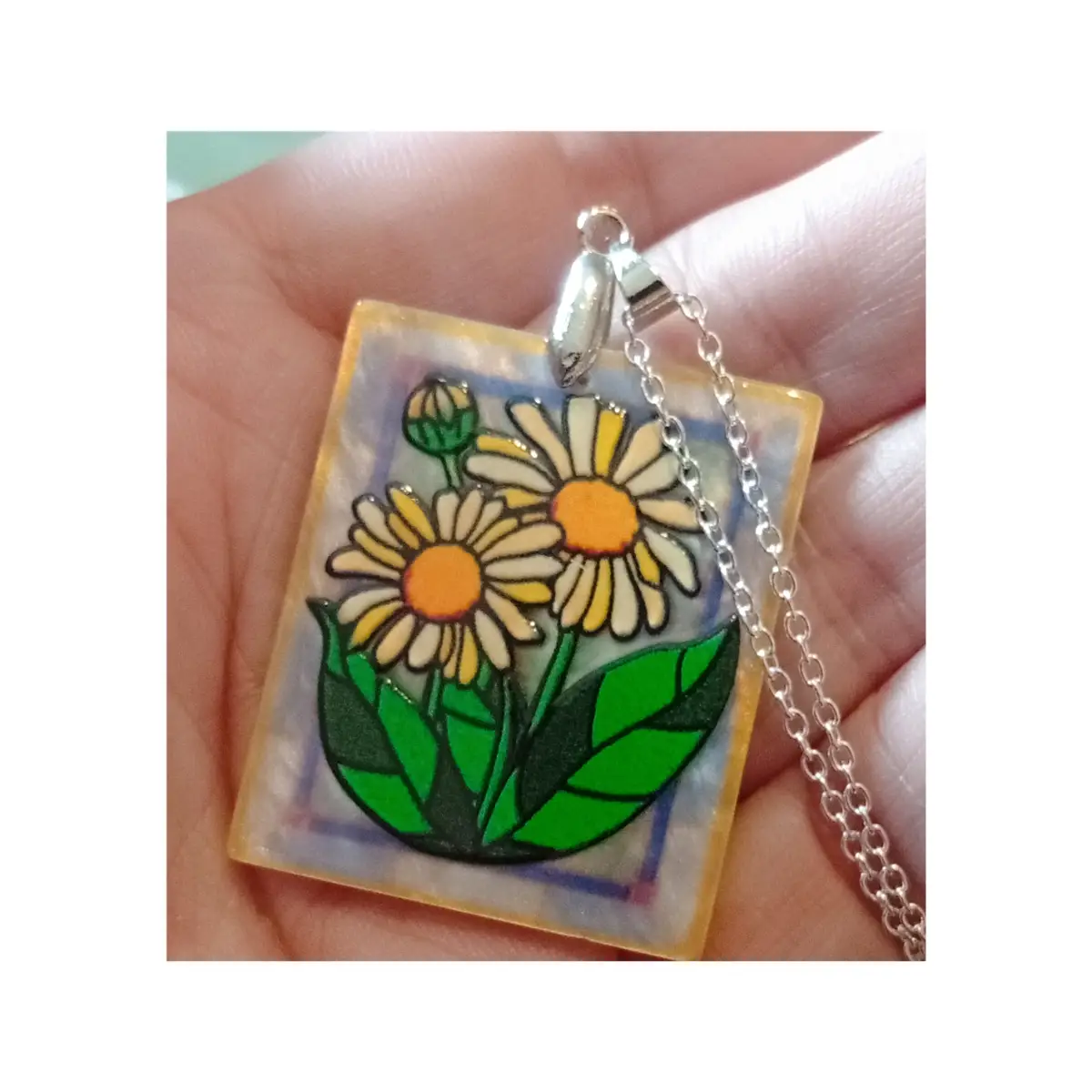 Resin daisy design pendant / necklace.