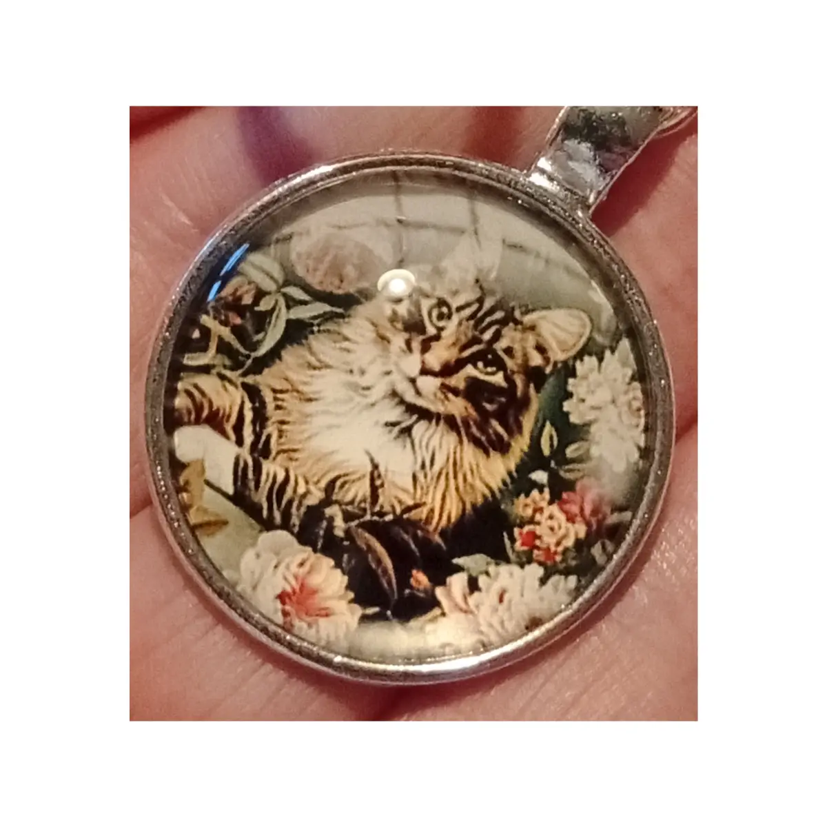 Sweet tabby cat glass cabochon keyring.