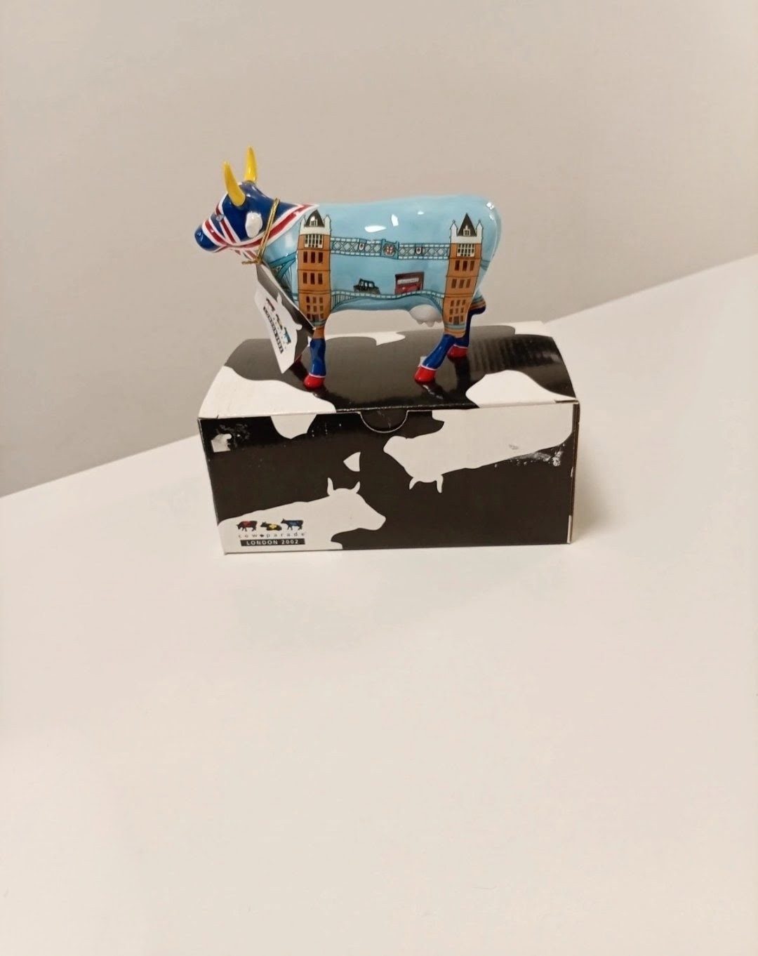 New Boxed CowParade Cower Bridge London 2002 – Hand-Painted Resin Figurine, Limited Edition