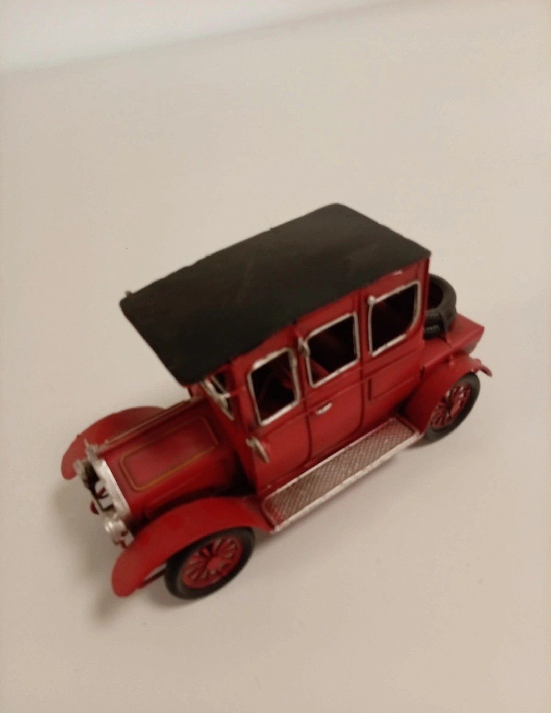 New Vintage Red Classic Car Model – 25.5cm Retro Display Piece 🚗