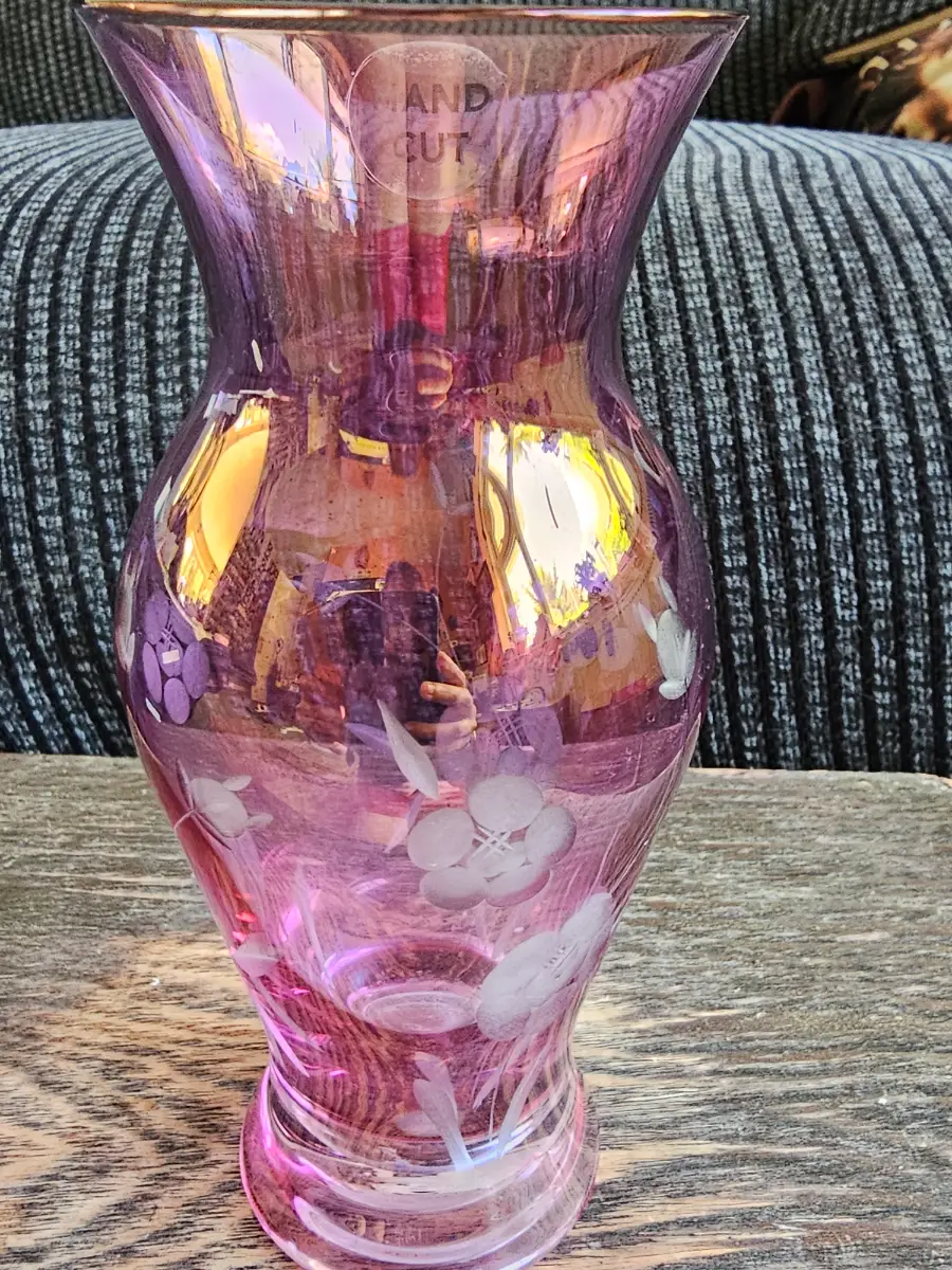Hand‑Cut Glass Vase – Floral Etched – Pink/Purple