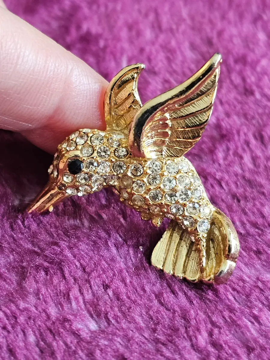 Gold Hummingbird Brooch – Sparkling Vintage Pin