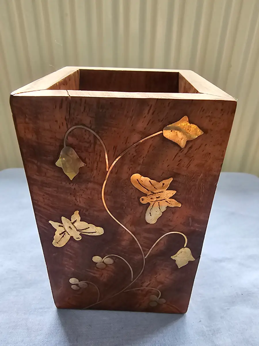 Vintage‑Style Wooden Butterfly & Floral Inlay Pen Holder – Decorative Desk Organiser