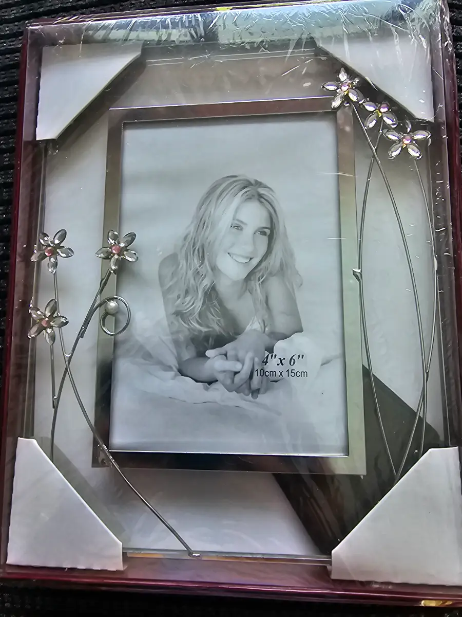 Elegant Metal Flower‑Detail Photo Frame – 4x6" (Brand New)