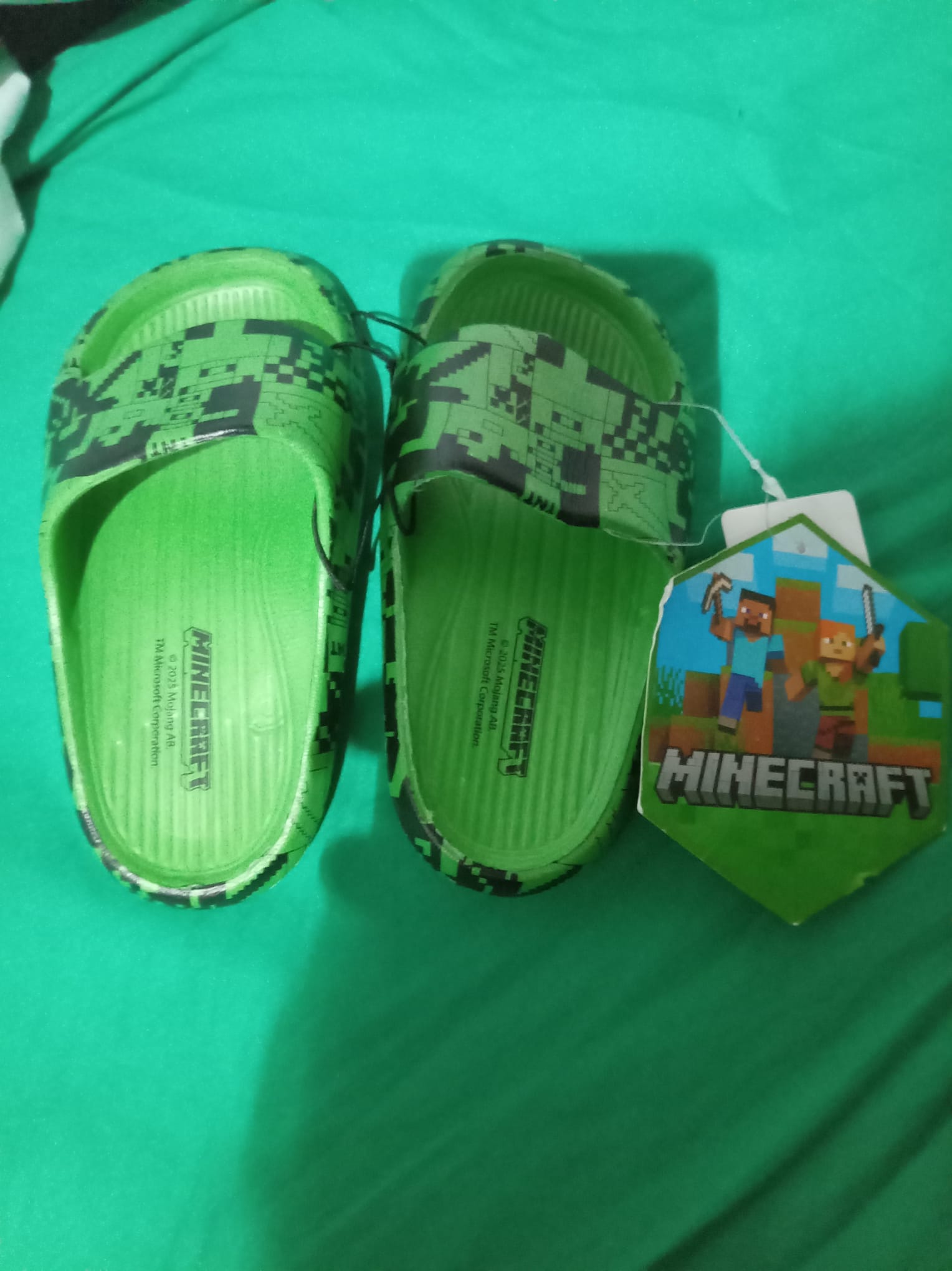 BNWT Kids Official Minecraft Creeper Sliders / Slides – Size UK 6-7 (Green)