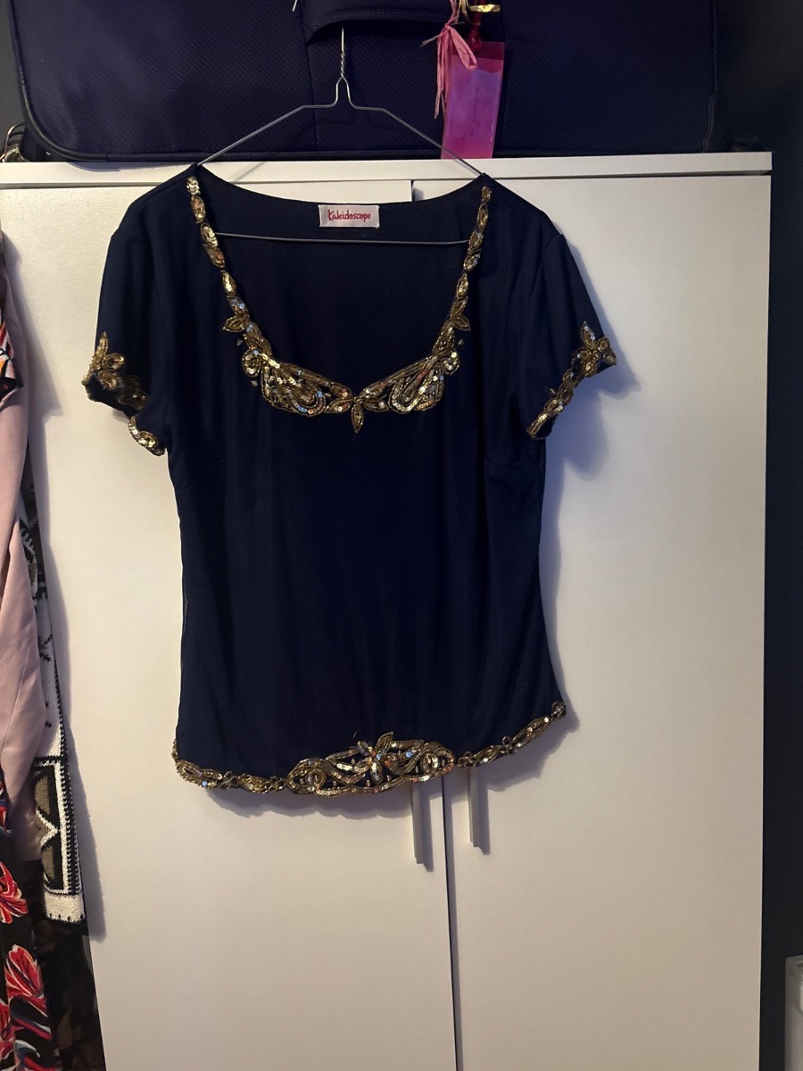 Women’s size 16 shortsleeved going out top