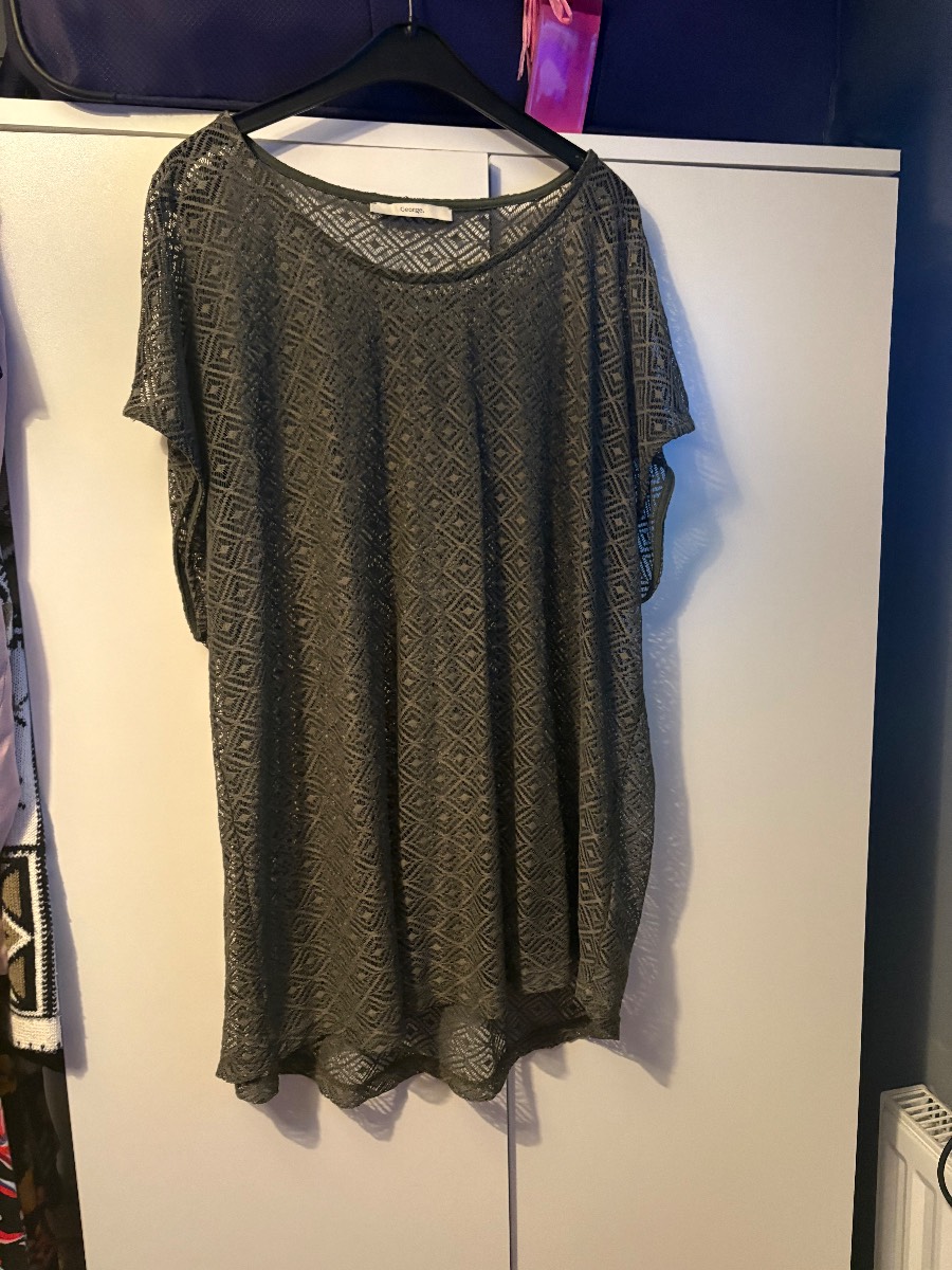 Women’s size 22 going out top
