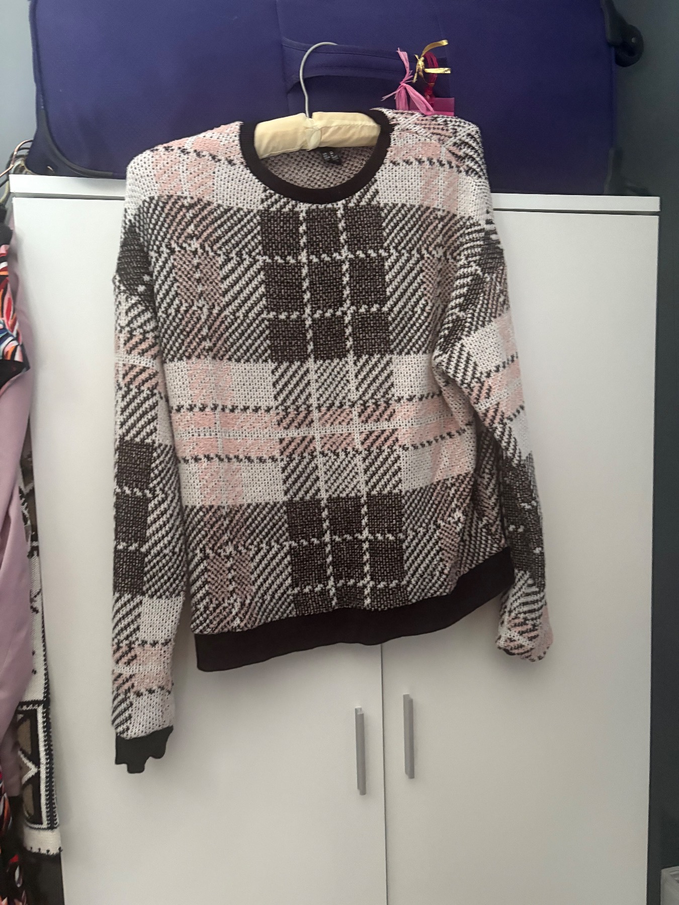 Women’s medium going out jumper