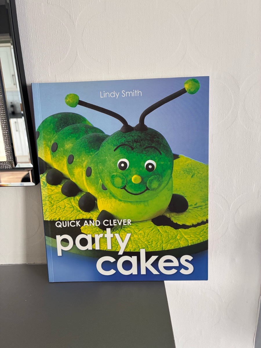Quick and Clever Party Cakes by Lindy Smith (Paperback/Hardback)
