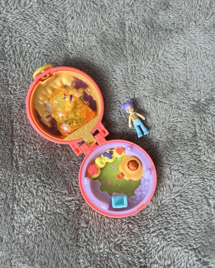 Polly Pocket Bee Keeper Compact