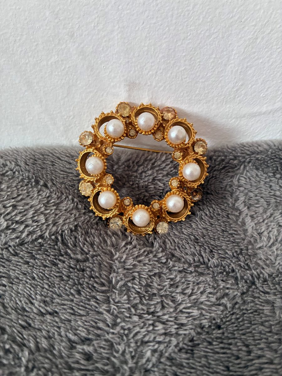 Stunning Vintage Faux Pearl & Rhinestone Circular Wreath Brooch Pin