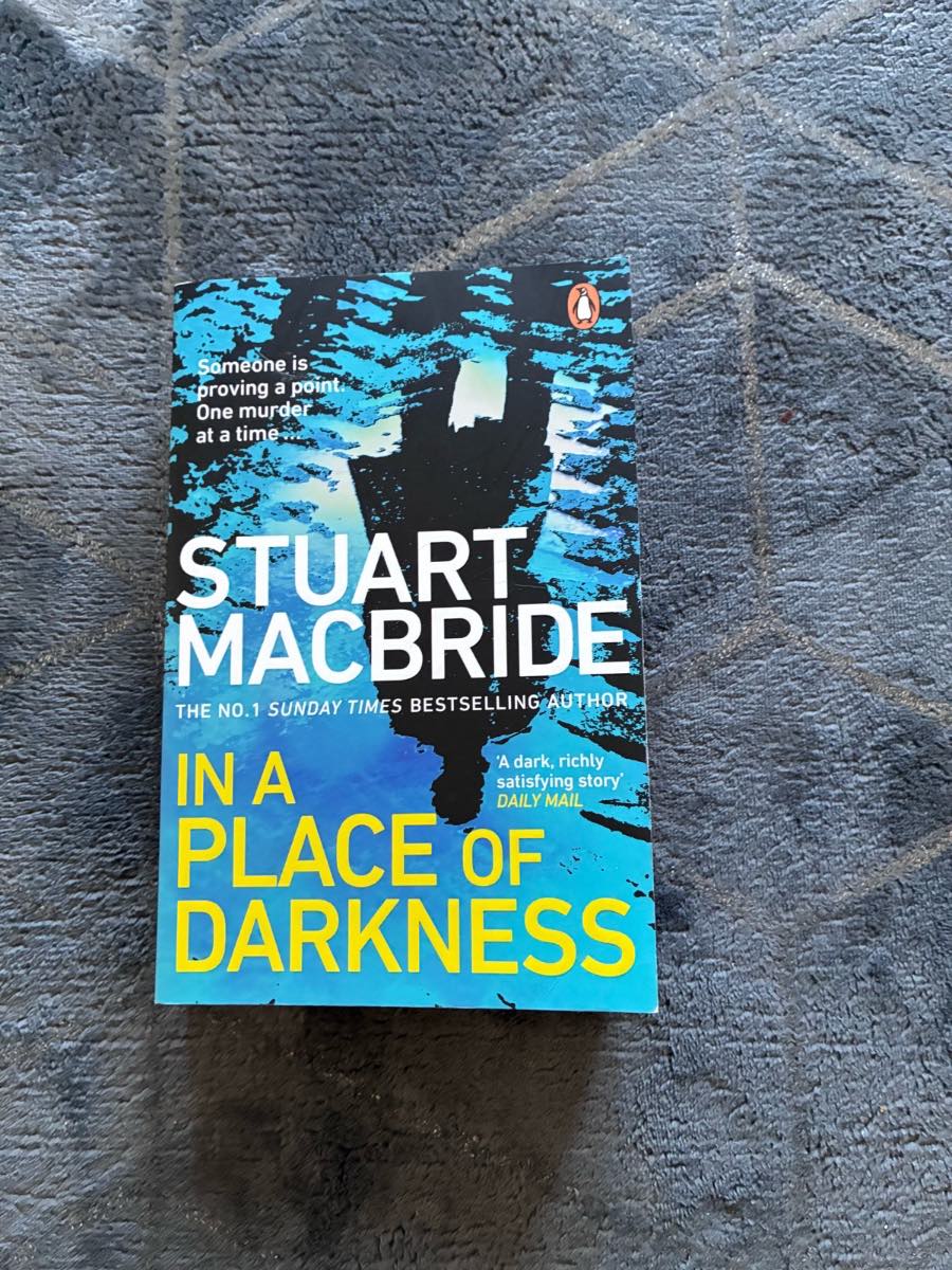 In a Place of Darkness by Stuart MacBride (Paperback)