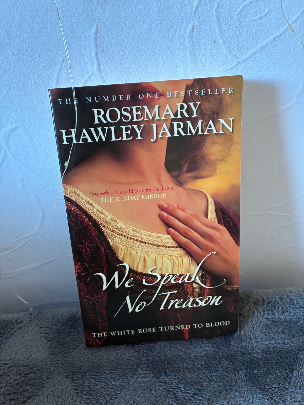 We Speak No Treason: The White Rose Turned to Blood (Book 2) - Rosemary Hawley Jarman, Paperback