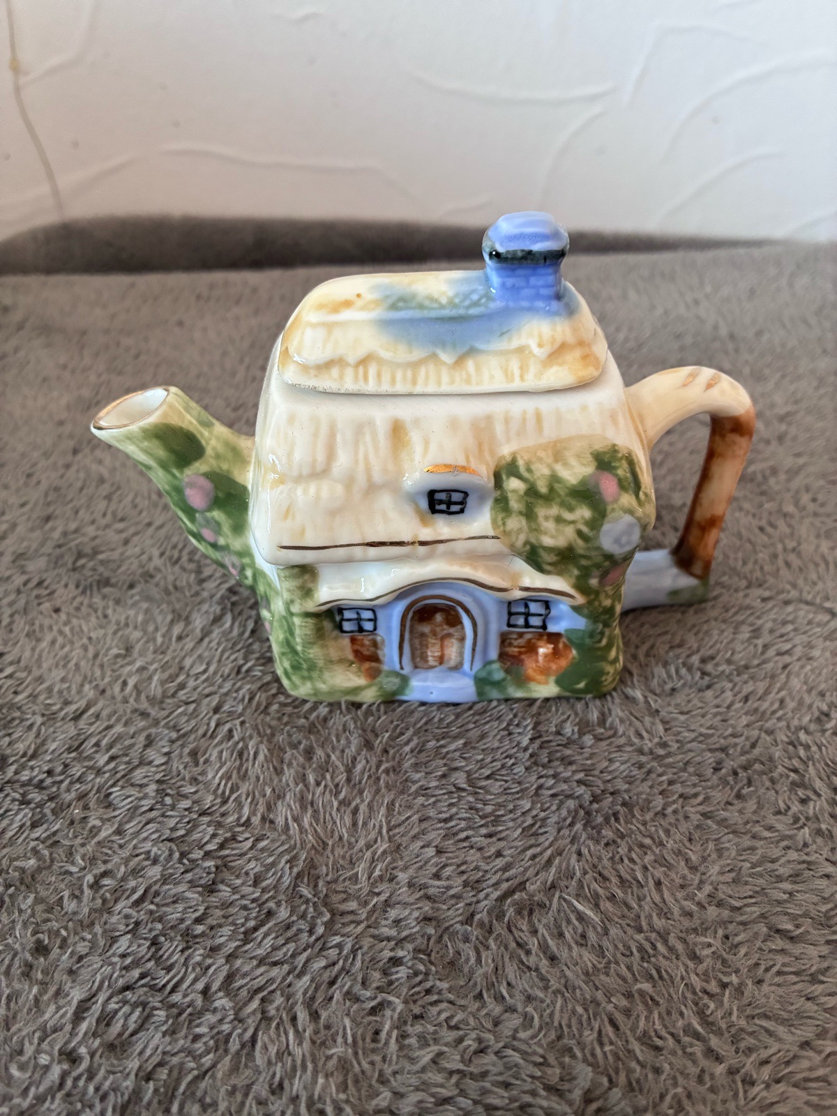 Vintage Miniature Ceramic Cottage Teapot – Hand Painted Thatched House Ornament