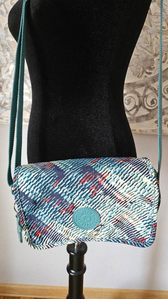 ​🐒 Kipling Syro Crossbody Bag – Teal/Navy Abstract Print Functional, lightweight, and stylish cross